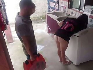 Married lady rewards repairman with raunchy striptease as hubbys away