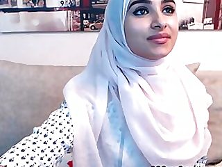 Amateur beautiful big ass arab teen camgirl posing in front of the webcam